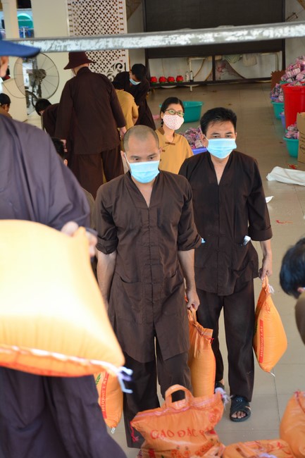 Continuing to support people in need in the Covid-19 pandemic of Hoang Phap Pagoda (series 4)